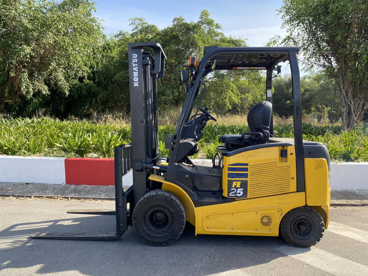 xe nâng komatsu 2.5 tấn 1